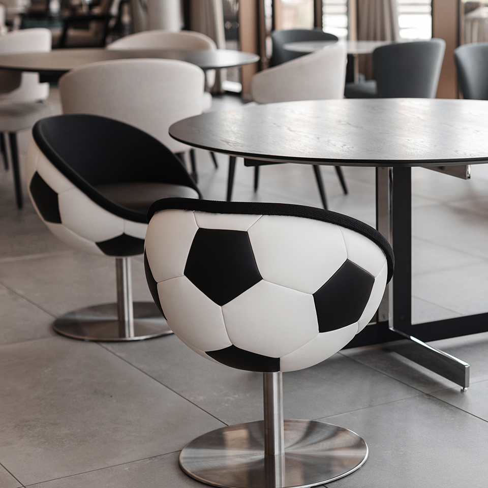 Freudenreich Interior Design | Lillus Fußball Dinner Sessel Hattrick