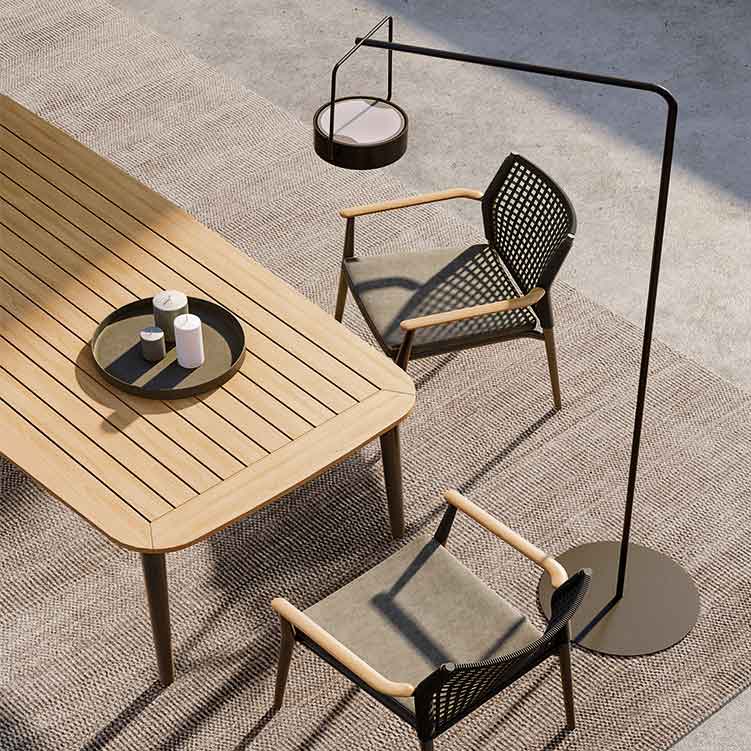 Freudenreich Interior Design | Outdoor Tisch Charlie in anthrazit mit Teakholz
