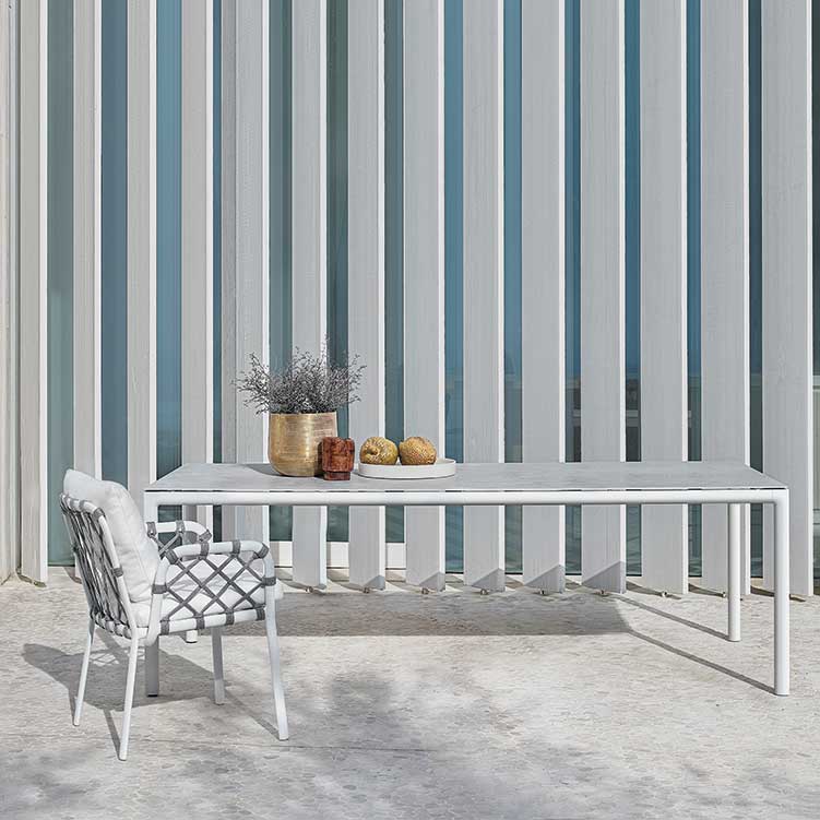 Freudenreich Interior Design | Outdoor Tisch Soft Aluminium white und Tischplatte in Keramik cement off-white