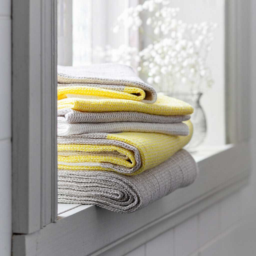 Freudenreich Interior Design | Leichtes Handtuch Terva white-linen-yellow