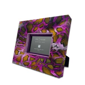 Freudenreich Interior Design | Stoffbilderrahmen Python Violett Gold